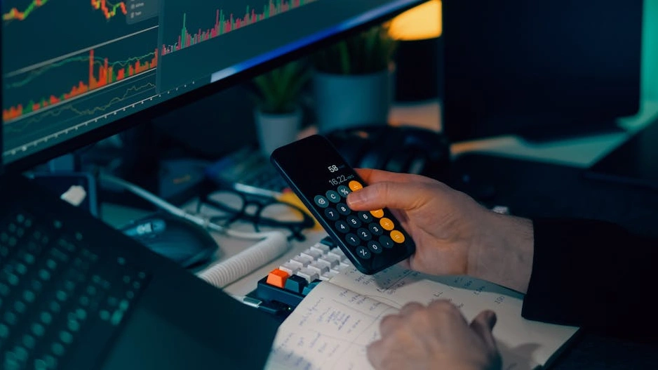 Consulente finanziario che presenta una strategia di crescita a un cliente